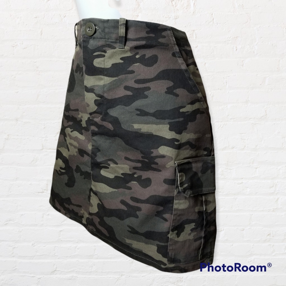 Rue 21 camo mini skirt size Large (juniors)